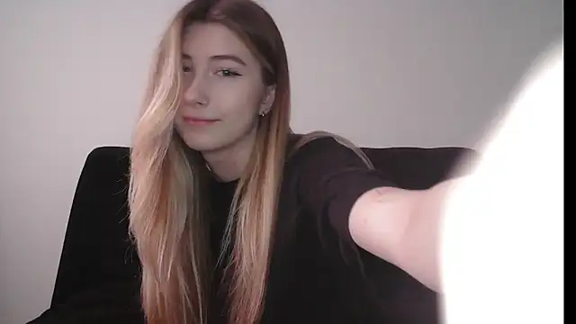 Snapshot of ErikaShyy chatting on 12-22-25, 10:34 ErikaShyy online show from 12-22-25, 10:34