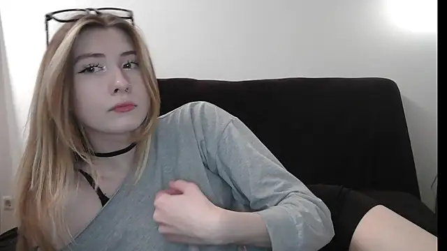 Snapshot of ErikaShyy chatting on 03-10-26, 12:21 ErikaShyy online show from 03-10-26, 12:21