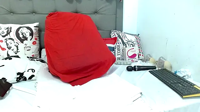 Snapshot of katysquirtdirty chatting on 02-25-25, 12:34 katysquirtdirty online show from 02-25-25, 12:34