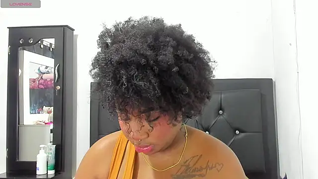 Snapshot of Natassha_brown1 chatting on 10-19-25, 01:28 Natassha brown1 online show from 10-19-25, 01:28