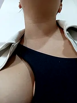 Snapshot of Lesly_10- chatting on 10-19-25, 06:52 Lesly 10- online show from 10-19-25, 06:52