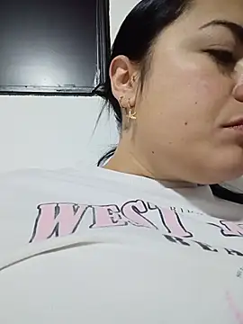 Snapshot of Lesly_10- chatting on 07-04-26, 04:13 Lesly 10- online show from 07-04-26, 04:13