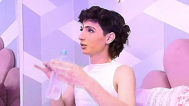 Snapshot of KylieMonnett chatting on 09-24-25, 11:30 KylieMonnett online show from 09-24-25, 11:30