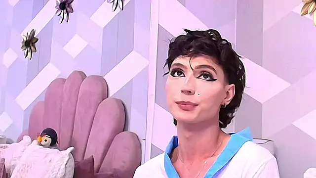 Snapshot of KylieMonnett chatting on 10-09-25, 05:00 KylieMonnett online show from 10-09-25, 05:00