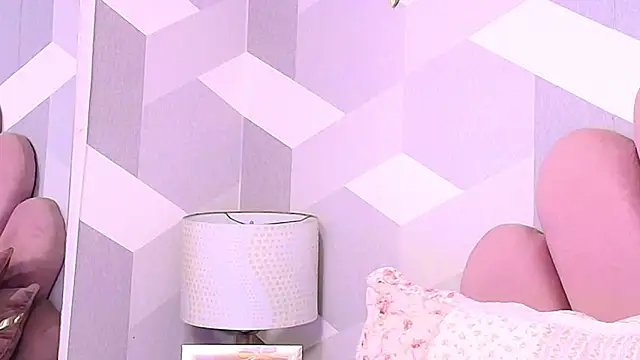 Snapshot of KylieMonnett chatting on 10-18-25, 08:31 KylieMonnett online show from 10-18-25, 08:31