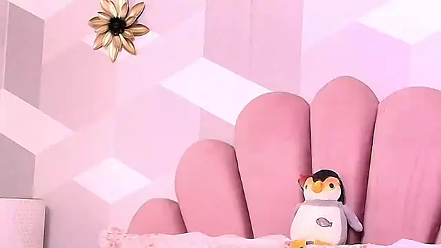 Snapshot of KylieMonnett chatting on 11-26-25, 05:03 KylieMonnett online show from 11-26-25, 05:03