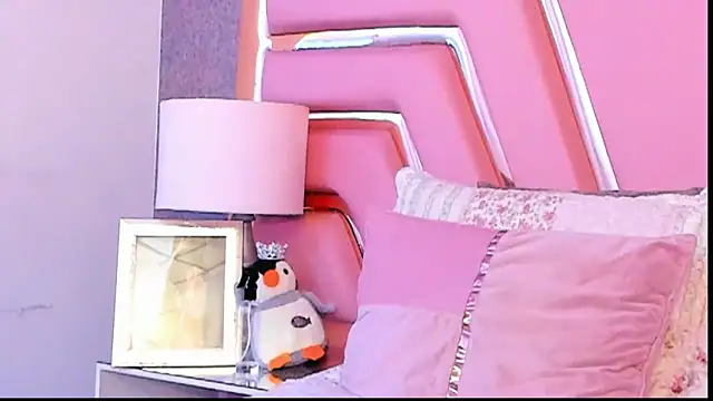 Snapshot of KylieMonnett chatting on 02-27-26, 01:05 KylieMonnett online show from 02-27-26, 01:05