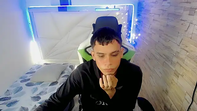 Snapshot of zacariasss_ chatting on 12-10-24, 08:27 zacariasss online show from 12-10-24, 08:27