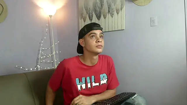 Snapshot of zacariasss_ chatting on 10-15-25, 03:28 zacariasss online show from 10-15-25, 03:28