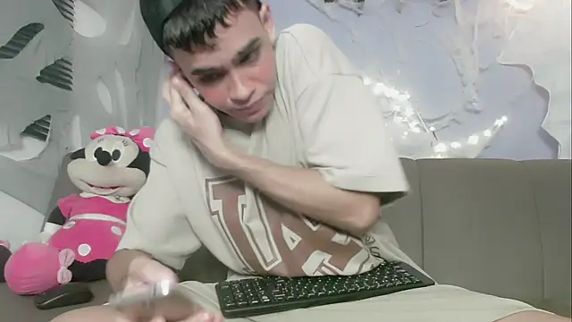 Snapshot of zacariasss_ chatting on 10-28-25, 03:32 zacariasss online show from 10-28-25, 03:32