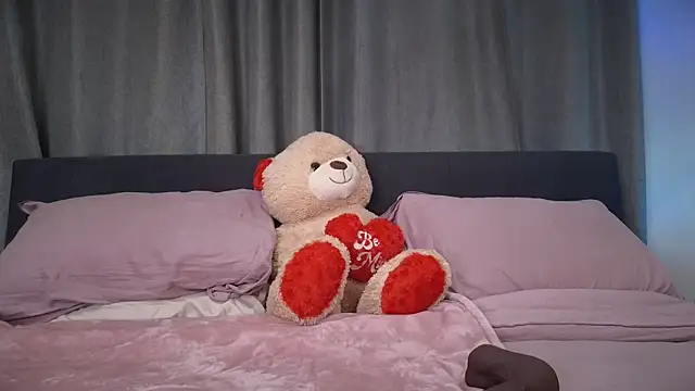 Snapshot of longislandprincess chatting on 02-01-26, 01:26 longislandprincess online show from 02-01-26, 01:26