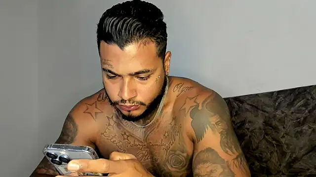 Snapshot of Exotic_tatto27121 chatting on 10-29-25, 06:09 Exotic tatto27121 online show from 10-29-25, 06:09