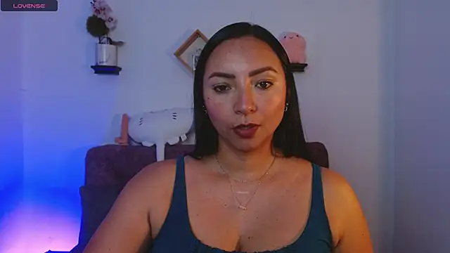 Snapshot of Emmi_Cam chatting on 09-10-25, 02:11 Emmi Cam online show from 09-10-25, 02:11