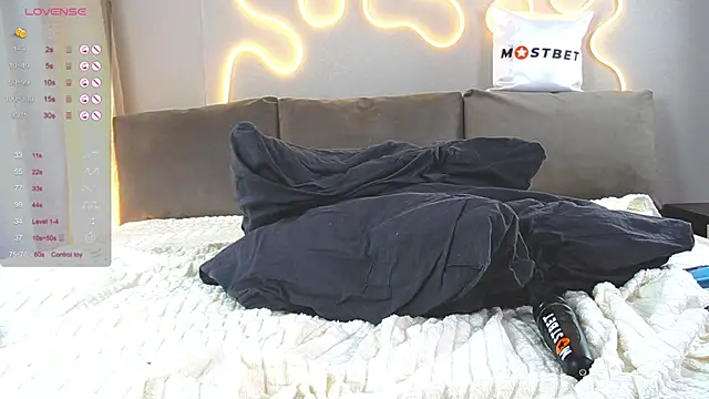 Snapshot of Chloeromantic chatting on 12-09-24, 02:24 Chloeromantic online show from 12-09-24, 02:24