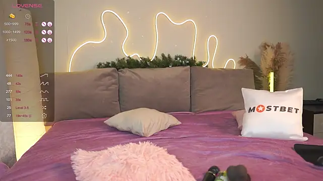 Snapshot of Chloeromantic chatting on 01-10-25, 11:29 Chloeromantic online show from 01-10-25, 11:29