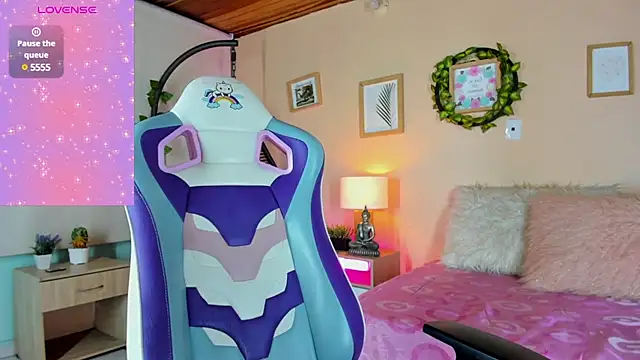 Snapshot of honey_fox1 chatting on 03-15-25, 12:04 honey fox1 online show from 03-15-25, 12:04