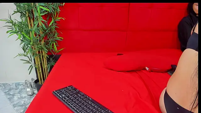 Snapshot of elena_and_derek chatting on 12-15-24, 07:57 elena and derek online show from 12-15-24, 07:57