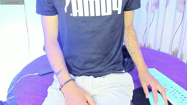 Snapshot of elena_and_derek chatting on 12-20-24, 10:38 elena and derek online show from 12-20-24, 10:38