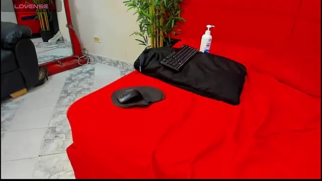 Snapshot of elena_and_derek chatting on 12-27-24, 01:43 elena and derek online show from 12-27-24, 01:43