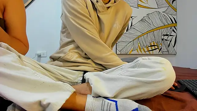 Snapshot of elena_and_derek chatting on 12-28-24, 09:52 elena and derek online show from 12-28-24, 09:52