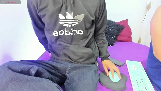 Snapshot of elena_and_derek chatting on 12-29-24, 11:07 elena and derek online show from 12-29-24, 11:07