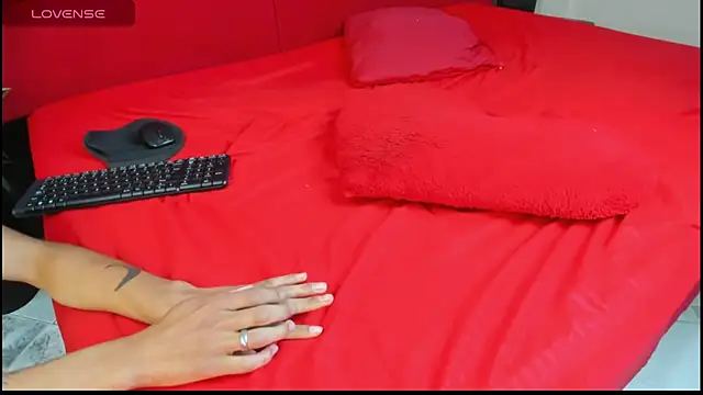 Snapshot of elena_and_derek chatting on 01-05-25, 01:45 elena and derek online show from 01-05-25, 01:45