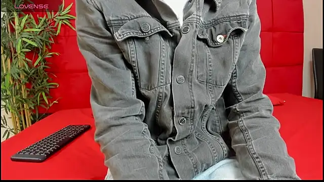 Snapshot of elena_and_derek chatting on 01-05-25, 07:28 elena and derek online show from 01-05-25, 07:28