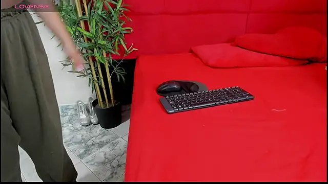 Snapshot of elena_and_derek chatting on 01-06-25, 06:31 elena and derek online show from 01-06-25, 06:31