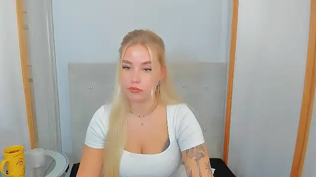 Snapshot of KristyHoney chatting on 03-03-25, 09:44 KristyHoney online show from 03-03-25, 09:44