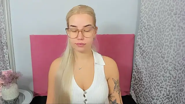 Snapshot of KristyHoney chatting on 01-09-26, 08:28 KristyHoney online show from 01-09-26, 08:28