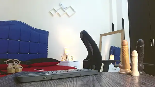 Daniela Saenz  online show from 01-15-25, 04:00