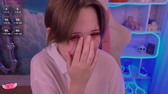 Mary uw online show from 10-31-25, 03:07