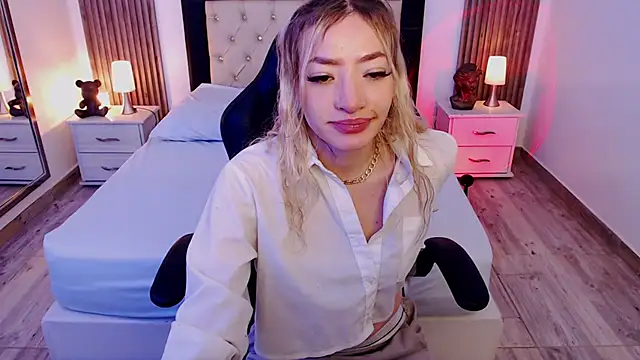 Snapshot of zoe_jones13 chatting on 10-08-25, 03:15 zoe jones13 online show from 10-08-25, 03:15