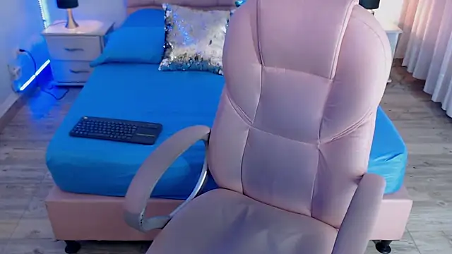 Snapshot of zoe_jones13 chatting on 11-15-25, 03:15 zoe jones13 online show from 11-15-25, 03:15