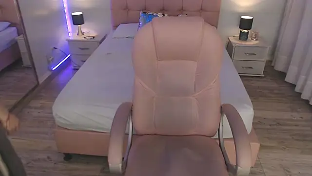 Snapshot of zoe_jones13 chatting on 12-19-25, 02:40 zoe jones13 online show from 12-19-25, 02:40