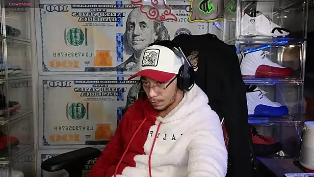 Snapshot of MoeLovesBearss chatting on 01-29-25, 05:13 MoeLovesBearss online show from 01-29-25, 05:13