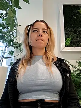 Snapshot of allinqueen chatting on 02-23-25, 01:21 allinqueen online show from 02-23-25, 01:21