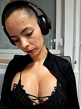 Snapshot of allinqueen chatting on 10-23-25, 12:48 allinqueen online show from 10-23-25, 12:48