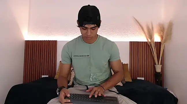 Snapshot of zander_2120 chatting on 12-21-24, 02:15 zander 2120 online show from 12-21-24, 02:15