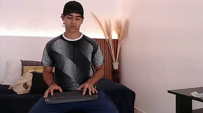Snapshot of zander_2120 chatting on 12-22-24, 01:33 zander 2120 online show from 12-22-24, 01:33