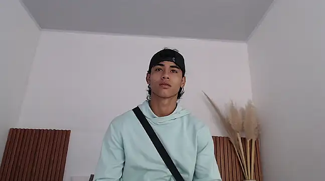 Snapshot of zander_2120 chatting on 01-05-25, 01:04 zander 2120 online show from 01-05-25, 01:04