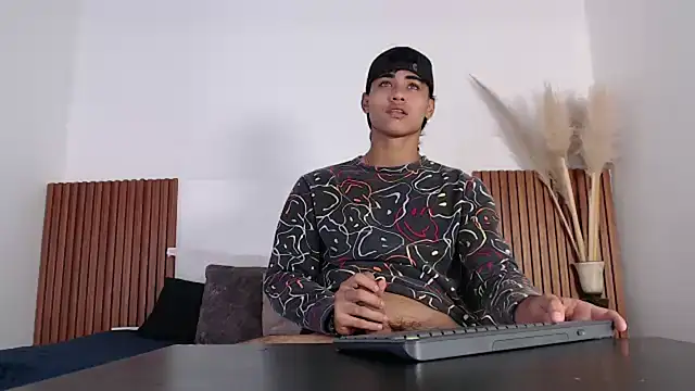 Snapshot of zander_2120 chatting on 01-20-25, 01:21 zander 2120 online show from 01-20-25, 01:21
