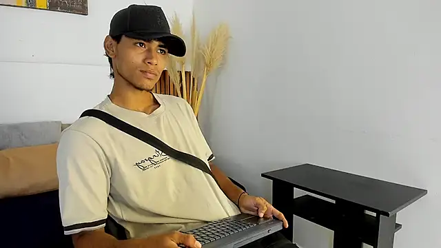 Snapshot of zander_2120 chatting on 09-25-25, 01:15 zander 2120 online show from 09-25-25, 01:15