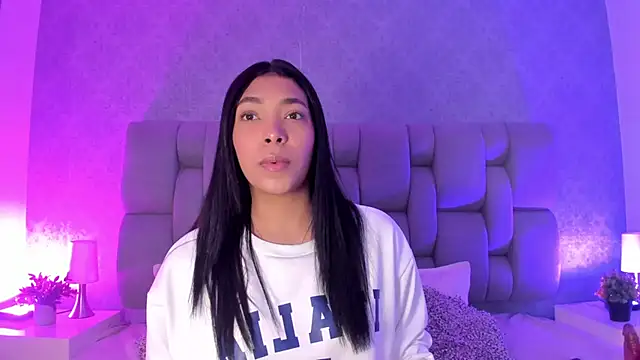 Snapshot of KarolRojas_ chatting on 09-18-25, 03:19 KarolRojas online show from 09-18-25, 03:19