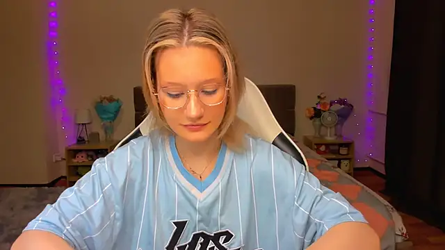 Snapshot of DearLia chatting on 09-10-25, 08:42 DearLia online show from 09-10-25, 08:42