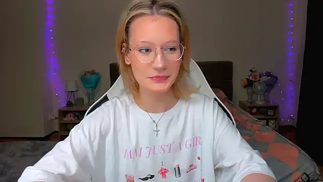 Snapshot of DearLia chatting on 09-13-25, 09:25 DearLia online show from 09-13-25, 09:25