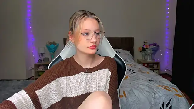 Snapshot of DearLia chatting on 09-21-25, 08:21 DearLia online show from 09-21-25, 08:21