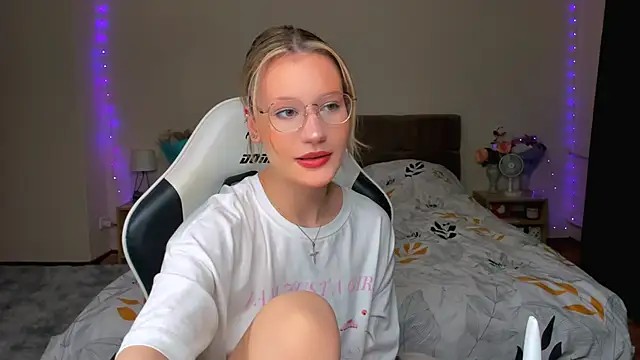 Snapshot of DearLia chatting on 09-23-25, 08:12 DearLia online show from 09-23-25, 08:12