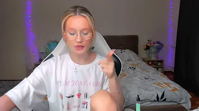 Snapshot of DearLia chatting on 09-25-25, 08:12 DearLia online show from 09-25-25, 08:12