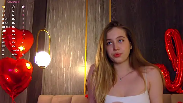 Snapshot of LoraineLuff chatting on 02-21-25, 02:59 LoraineLuff online show from 02-21-25, 02:59